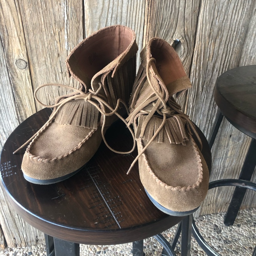 Yellow Box Size 9 moccasin booties